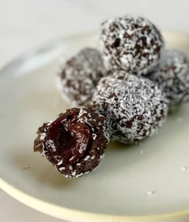 Schokoladenkugeln mit Kirschen
