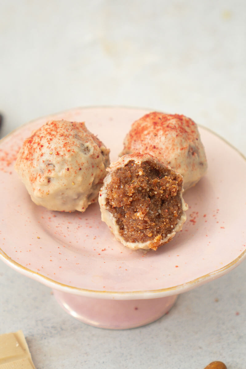 Vit choklad och jordgubbstryfflar